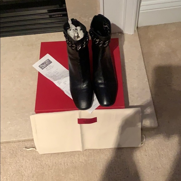 A boot with a tip of chain - Picture 2 of 4